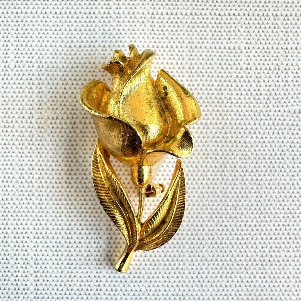 1950s Rosebud Brooch, Gold-Tone Dimensional Floral Pin with Textured Leaves